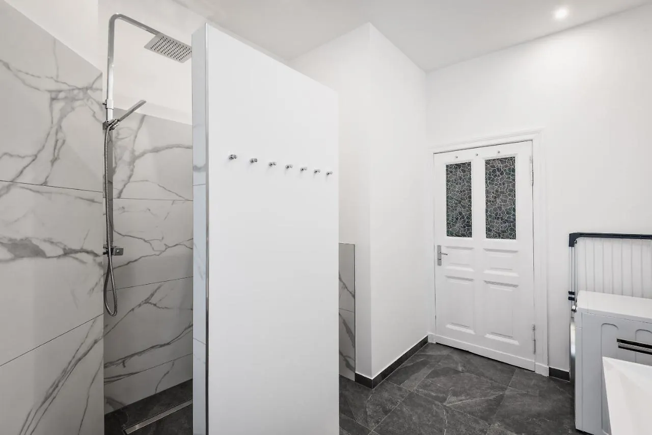 Riesiges Apartment Nahe Kudamm Sehr Schoner Altbau 123M2 Gross 12 Gaste Берлин