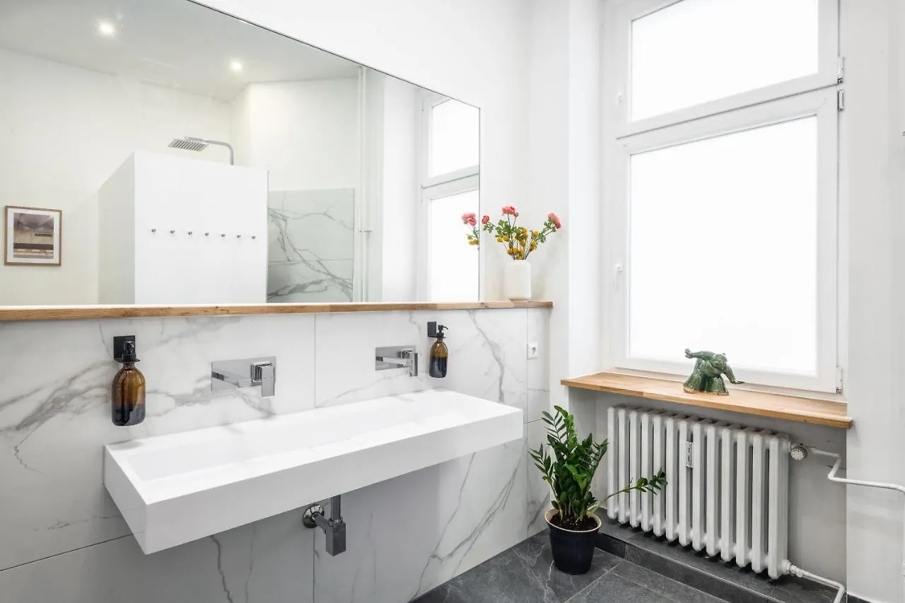 Riesiges Apartment Nahe Kudamm Sehr Schoner Altbau 123M2 Gross 12 Gaste Берлин 0*,  Германия